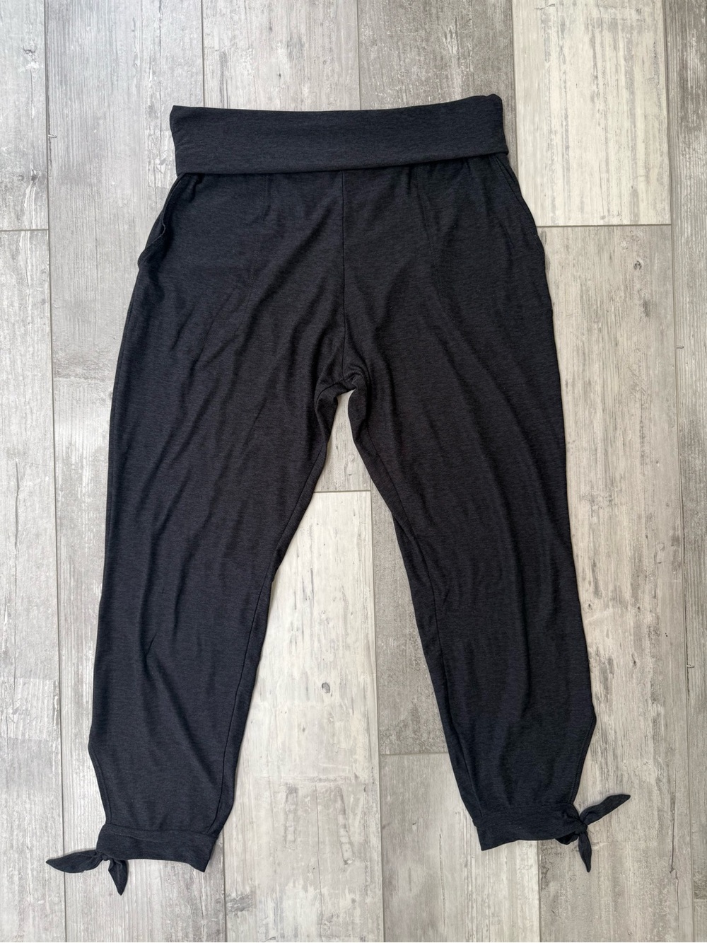 Beyond Yoga Spacedye Cropped Lounge Pants Medium Charcoal Foldover Waist